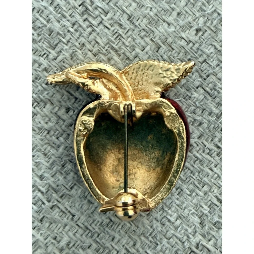 Vintage Apple Brooch Red Enamel Gold Tone Leaf Pin‎ Teacher Fruit Jewelry